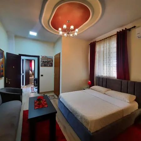 53 Couette-café Tirana